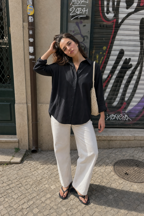 Elara Voss Black Relax Shirt on model 1